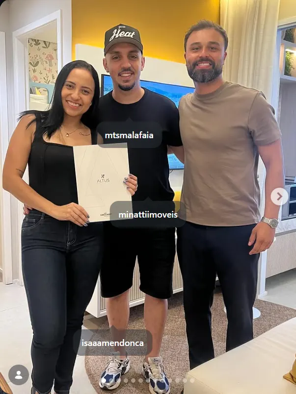 Casal segurando o contrato do Altus ao lado de Alef Minatti