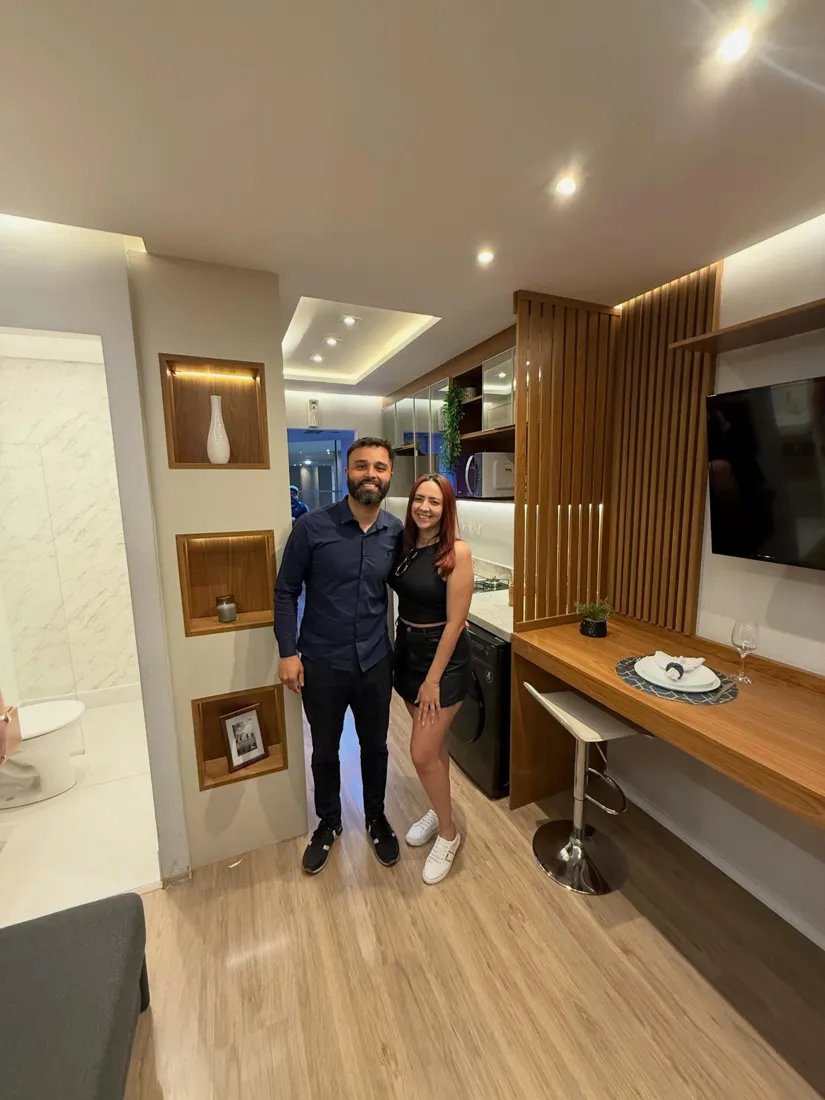 Cliente e Alef Minatti em um apartamento decorado