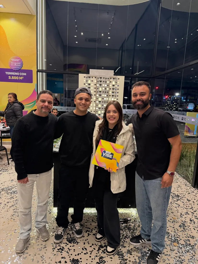 Família com a pasta do Vibe Aricanduva, da Econ, ao lado de Alef Minatti