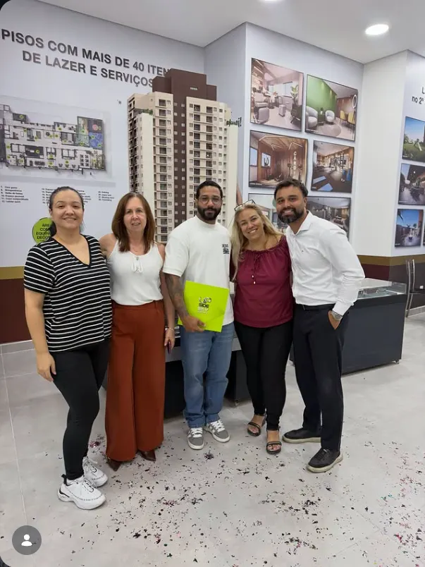 Erick e família na assinatura Caixa do Upside Sky, com Alef Minatti
