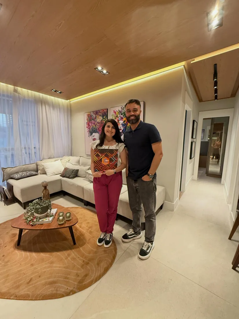Cliente com a pasta do Upside View no apartamento decorado